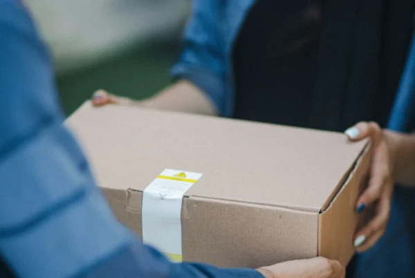 E-ticaret siparişi için hazırlanmış kargo kutusunun teslim edilmesi