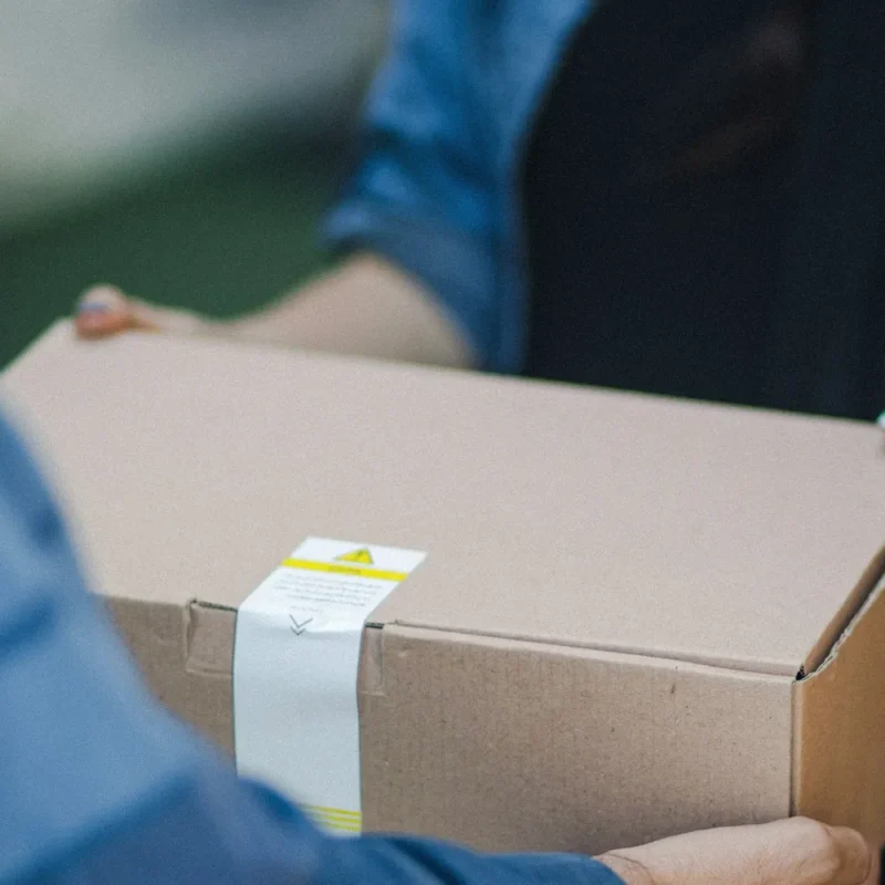 E-ticaret siparişi için hazırlanmış kargo kutusunun teslim edilmesi