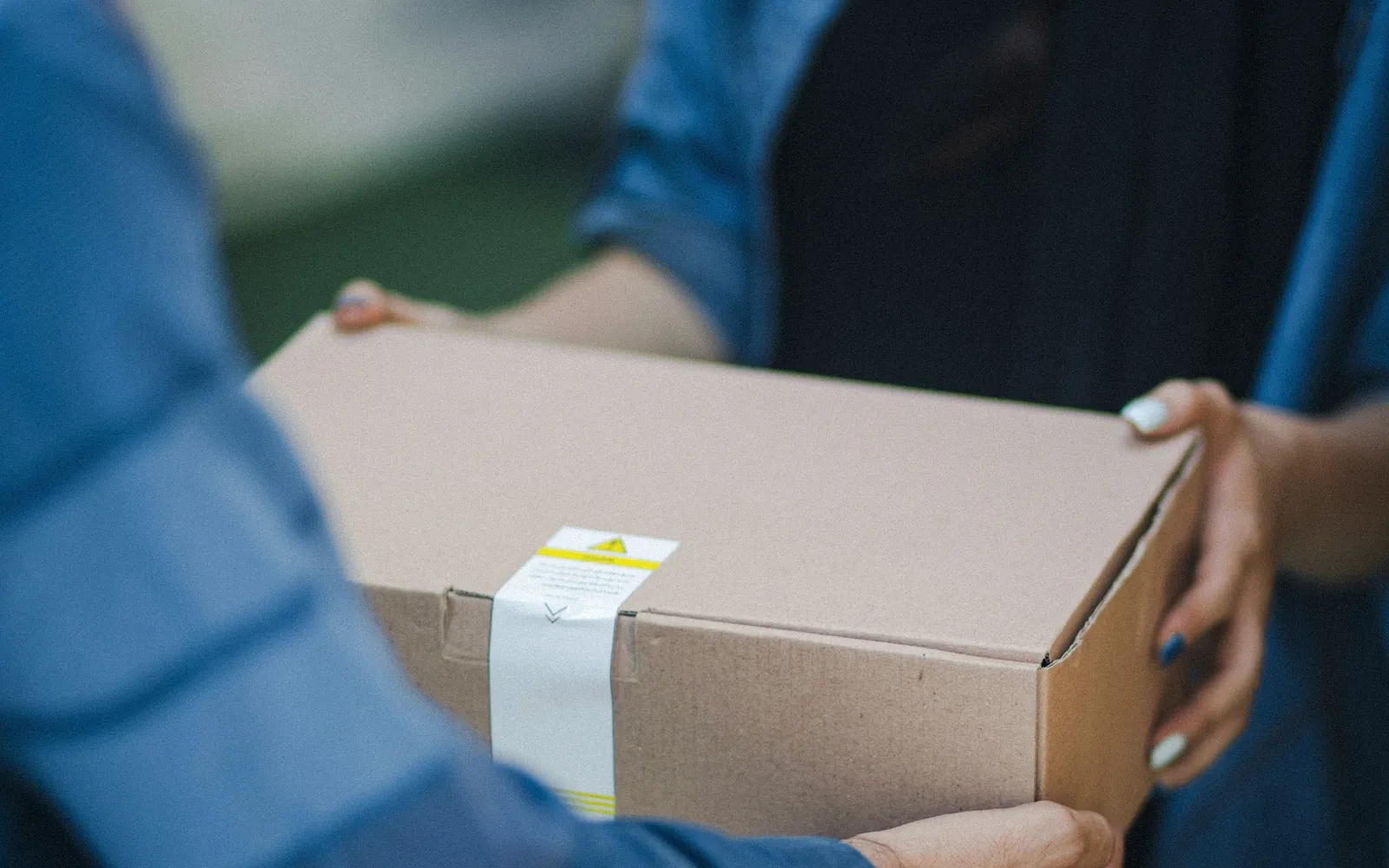 E-ticaret siparişi için hazırlanmış kargo kutusunun teslim edilmesi
